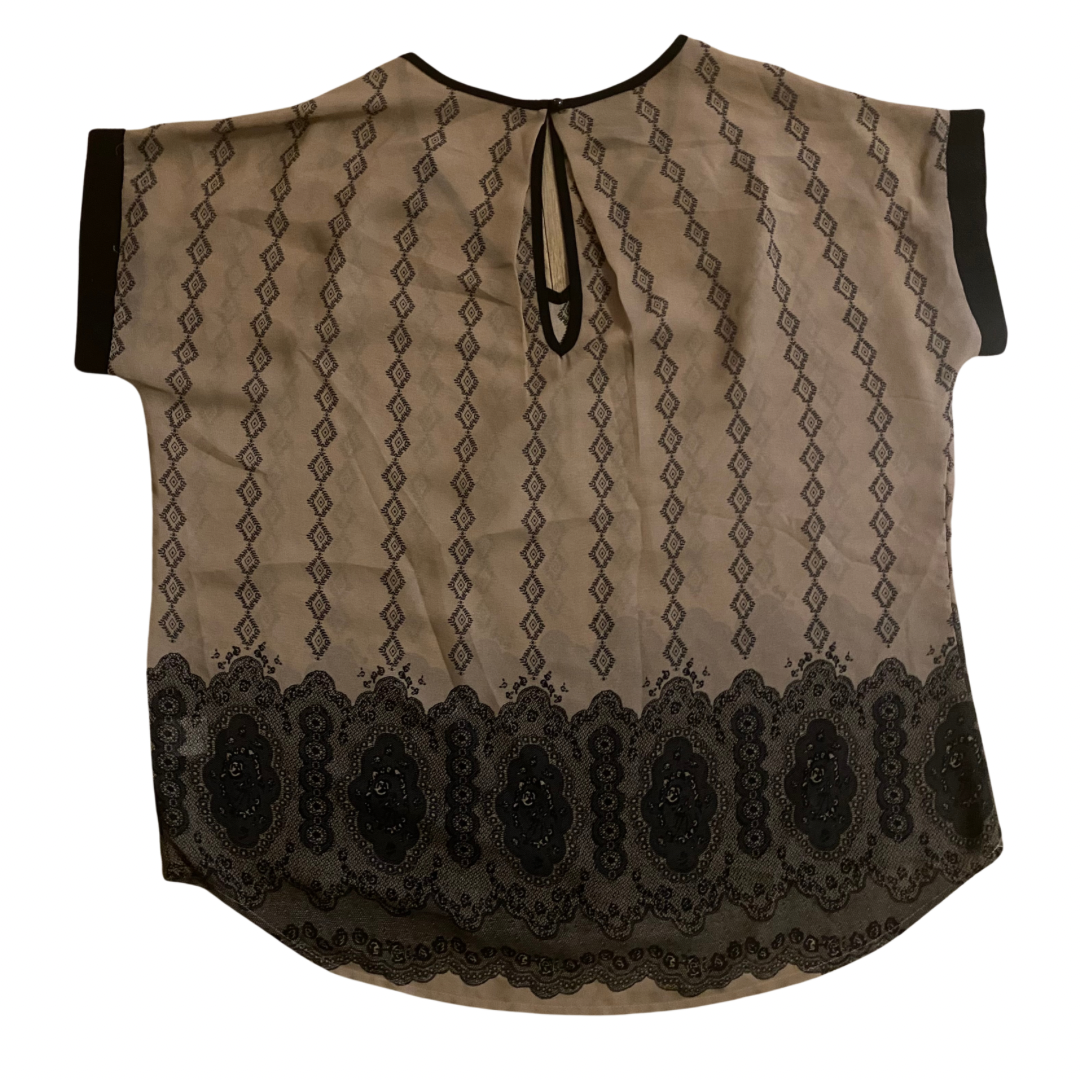 Sheer Light Brown and Black Lace Pattern V-Neck Hi-Low Short Sleeve Blouse (M/L)