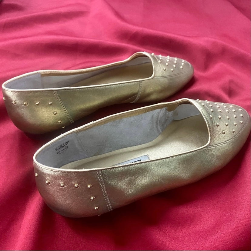 G. Wiz Emmy Gold/Green Shimmery Leather Studded Women’s Driving Flats (8.5 M)