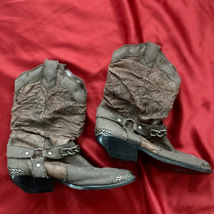 Vintage Mountain Creek Greige Distressed Leather Cowboy Boots w/ Silver Chain (Women's 9)