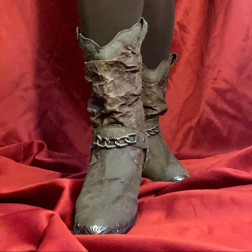 Vintage Mountain Creek Greige Distressed Leather Cowboy Boots w/ Silver Chain (Women's 9)