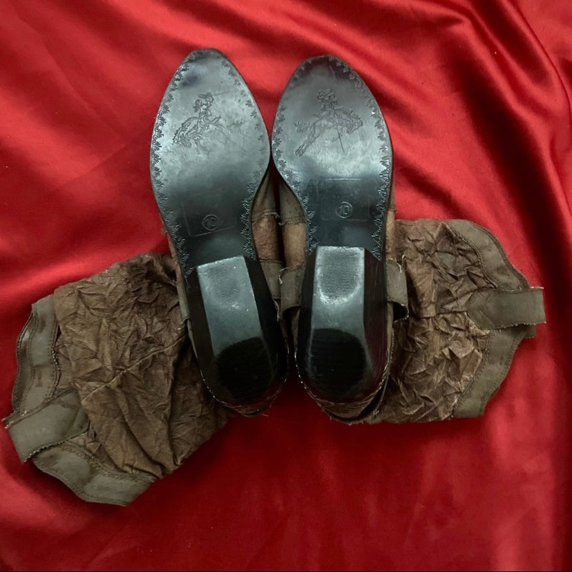 Vintage Mountain Creek Greige Distressed Leather Cowboy Boots w/ Silver Chain (Women's 9)