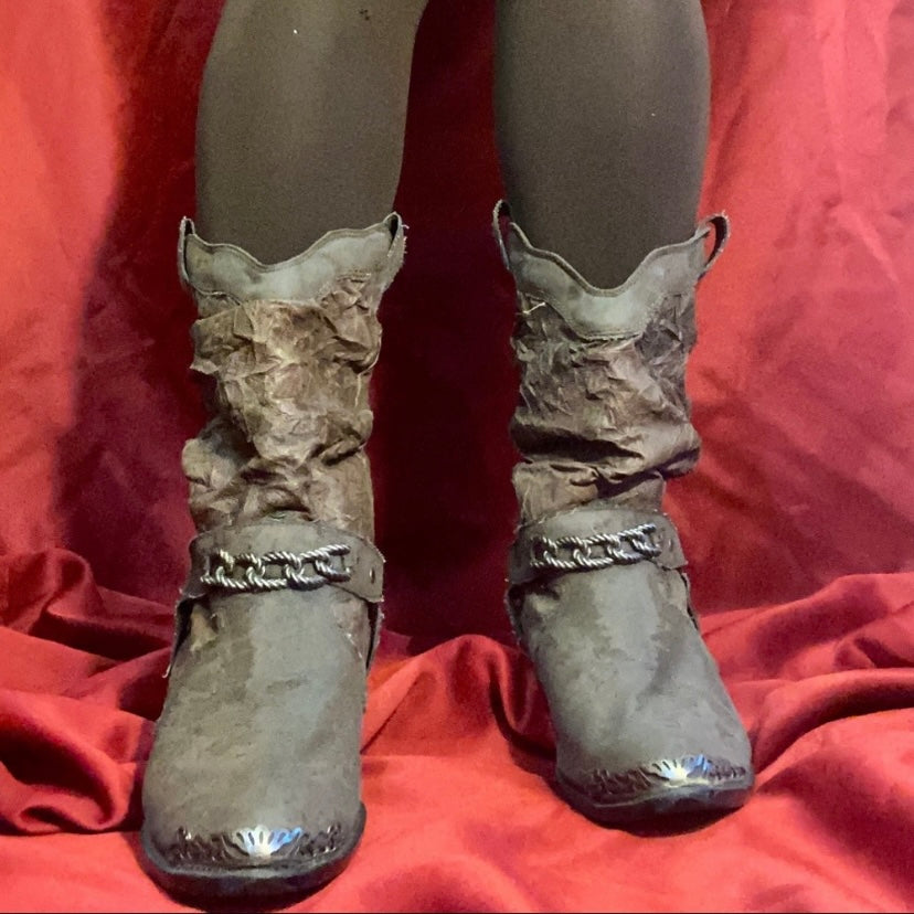 Vintage Mountain Creek Greige Distressed Leather Cowboy Boots w/ Silver Chain (Women's 9)