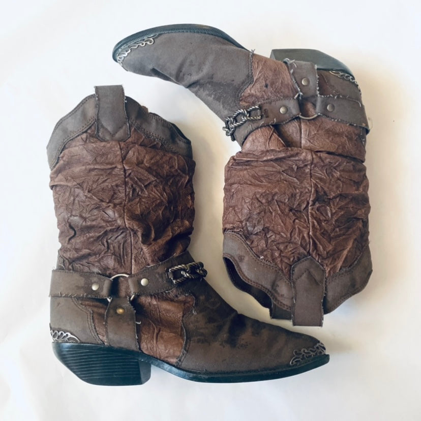 Vintage Mountain Creek Greige Distressed Leather Cowboy Boots w/ Silver Chain (Women's 9)