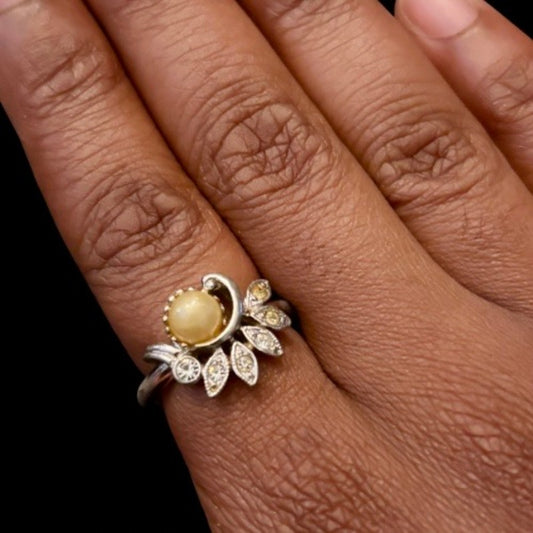 Vintage Avon Faux Cream Pearl Rhinestone Feather Fan Silver Toned Ring (6-7)